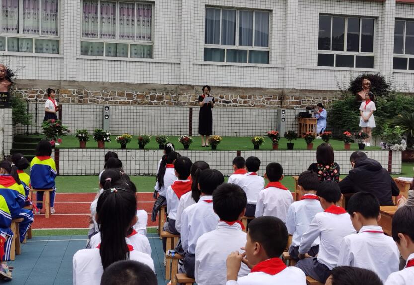 �ϴ�ʯ������У�_չ�t�I�������h�����мtɫ����c������һ�����