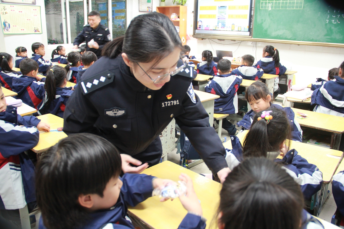 �S�r�������M(j��n)У�@���麢�ӂ�����(l��i)����(d��ng)����İ�ȫ�����n