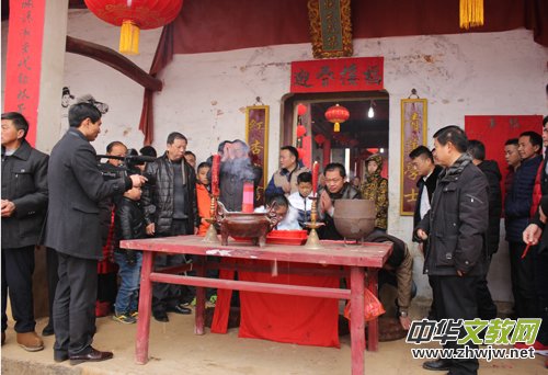 ����̫��:��Ԫ�������ϼ��L(f��ng)�����L