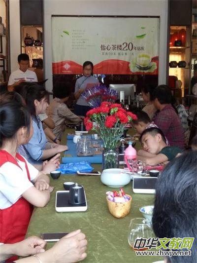 �����Ĳ�ǡ��y�ְ���Ո�(b��o)��Сӛ��ӭĸ�H��(ji��)Т������