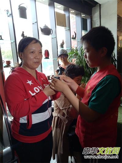 �����Ĳ�ǡ��y�ְ���Ո�(b��o)��Сӛ��ӭĸ�H��(ji��)Т������