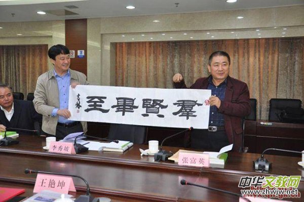 �����҈�(b��o)����������Ӣ����l(xi��ng)ɽ�|�(y��ng)�ž�ٛ(z��ng)�ČW(xu��)����