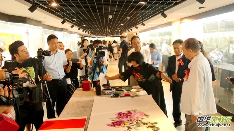 �������ծ��҄�Ԫ�t��ĵ��֮�衱���}ϵ����Ʒչ�_Ļ