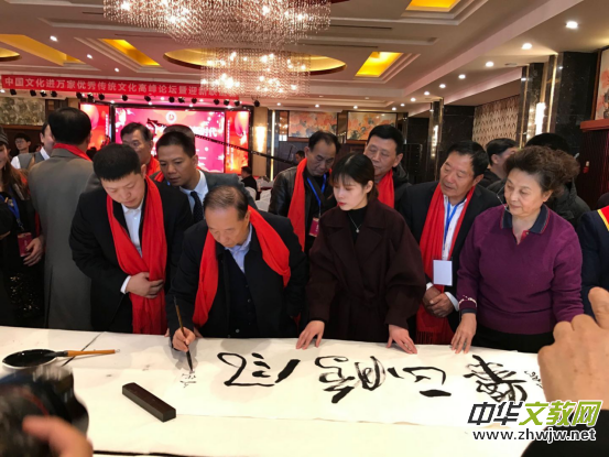 �Ї��Ļ��M(j��n)�f�҃�(y��u)����y(t��ng)�Ļ��߷�Փ���͕�����ƷƷ�u(p��ng)չ�ڱ����e��