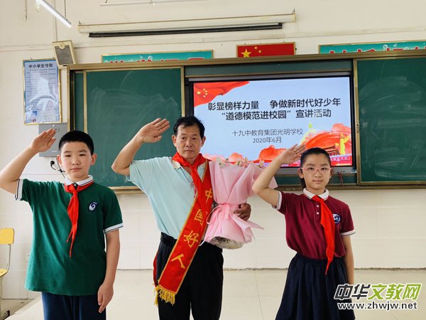 ����ģ���M(j��n)У�@   ���f��P(y��ng)������ �����ϲ���ʮ���н������F(tu��n)�����W(xu��)У�_(k��i)չ������ģ���M(j��n)У�@�����v���(d��ng)