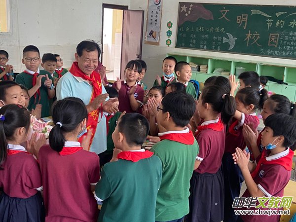 ����ģ���M(j��n)У�@   ���f��P(y��ng)������ �����ϲ���ʮ���н������F(tu��n)�����W(xu��)У�_(k��i)չ������ģ���M(j��n)У�@�����v���(d��ng)