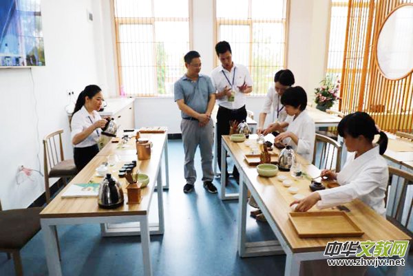 ����ʡ�������ί��ӛ��ƽ�����L��־Ȫ������У�{(di��o)��