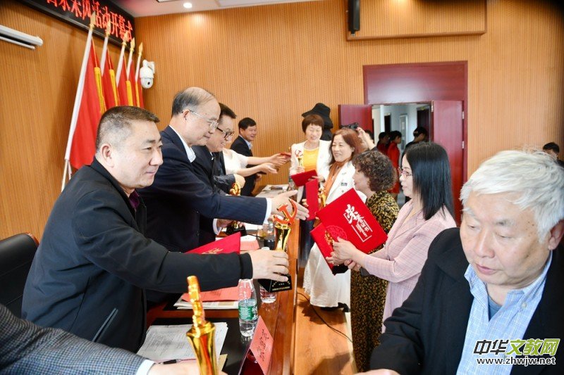 �Ї���ˇ���ҡ�Ʒ�x�����M۶  �Ÿ��f��ʯ�(zh��n)�����L(f��ng)ϵ�л��(d��ng)�e�k