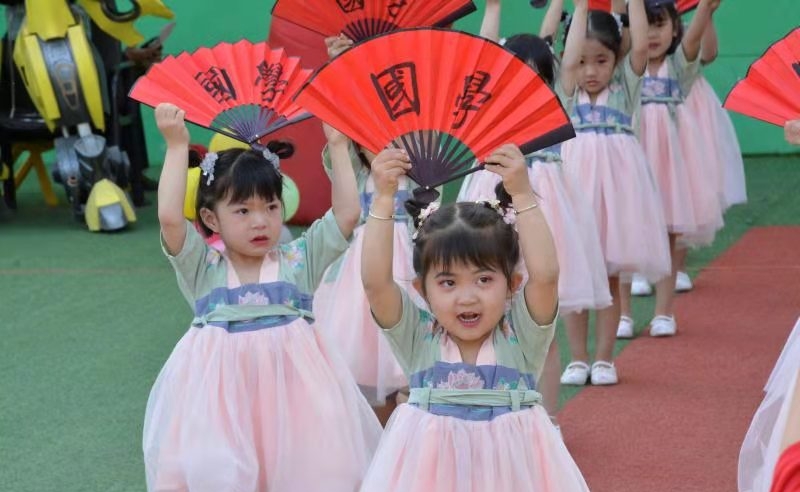 �����ø��^(q��)�����׃��@�e�С�ͯ�����h�����w��(m��ng)�롱�c��һ���(d��ng)