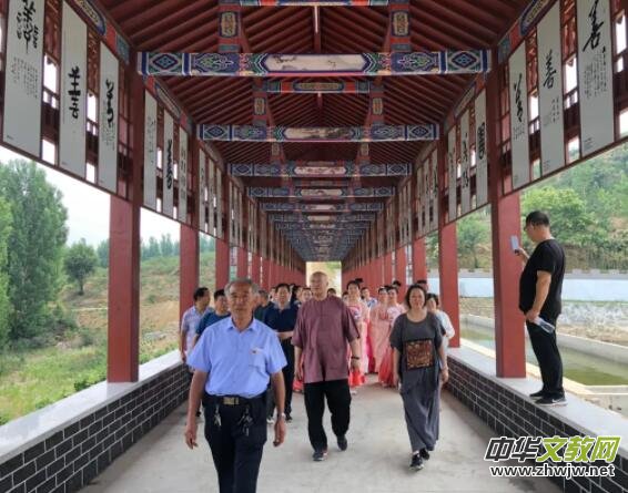 �μ��f��Сɽ���e�kȫ�����Ļ���(sh��)��(hu��)չ