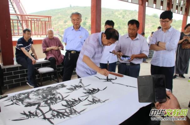 �μ��f��Сɽ���e�kȫ�����Ļ���(sh��)��(hu��)չ