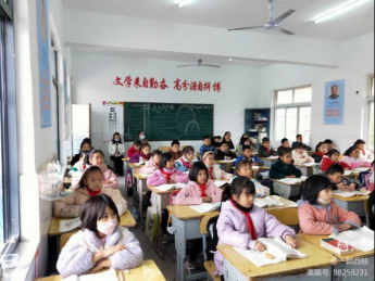 ����н̿�Ժ�H�R�S���(zh��n)С�W(xu��)�M(j��n)�н̌W(xu��)ҕ��(d��o)------�̌W(xu��)ҕ��(d��o)�ٳ��L(zh��ng)����Ʉ���ǰ��