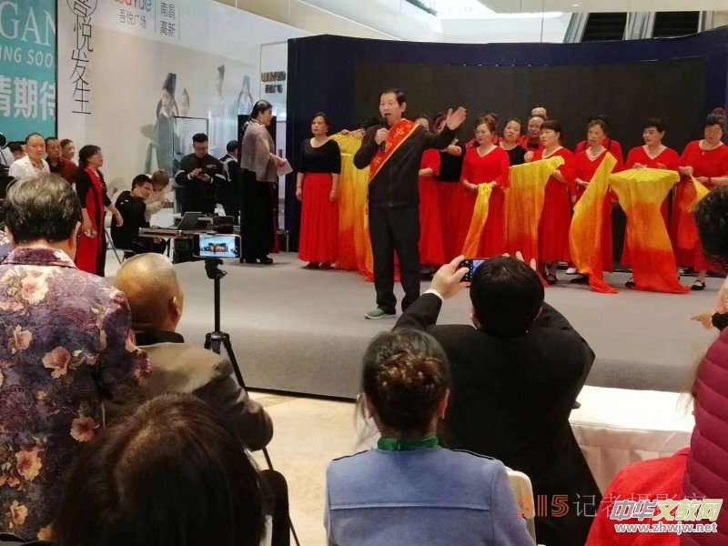 �����ϲ��tɫ�Ļ�����(li��n)�˄�ģ�������v������(d��ng)