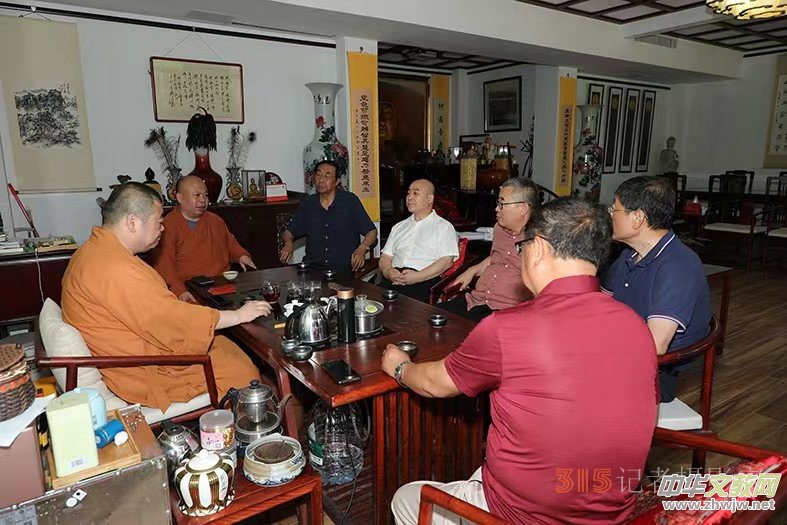 ���Ї����¿����s־���Ļ�ˇ�g(sh��)ί�T��(hu��) Ƹ������ί�T�xʽ�ڝ�(j��)�����e��