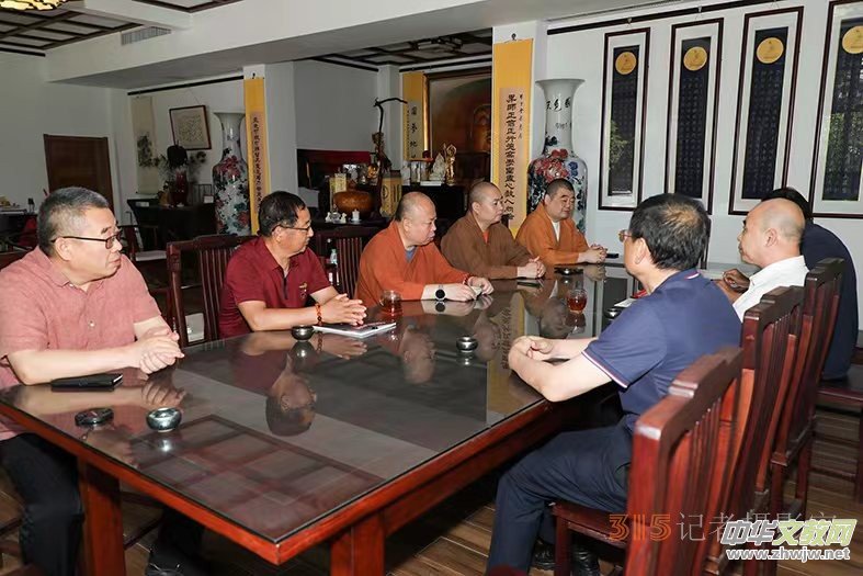 ���Ї����¿����s־���Ļ�ˇ�g(sh��)ί�T��(hu��) Ƹ������ί�T�xʽ�ڝ�(j��)�����e��