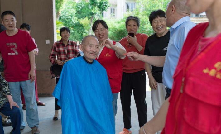 �����������L(zh��ng)��С��(qi��ng)����ů���g