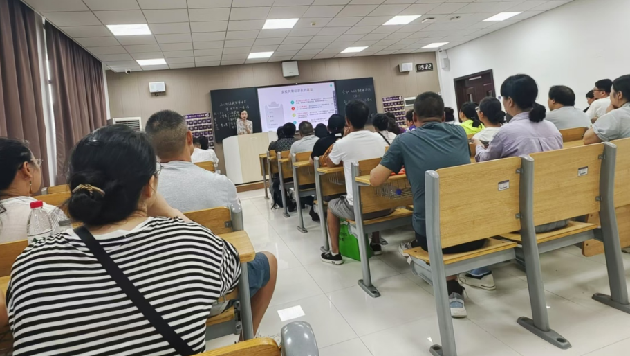 ����Ź��W(xu��)Ժ�¼o(j��)Ԫ������W(xu��)Ժ�������L��(hu��)���������L�r(sh��)�������{(l��n)�D