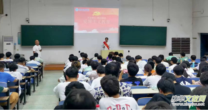 �ϲ����̌W(xu��)Ժ�_չ���ӛ��һ�ˡ� �����}�������