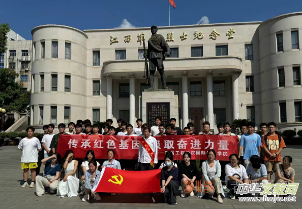 �ϲ����̌W(xu��)Ժ�_չ���ӛ��һ�ˡ� �����}�������