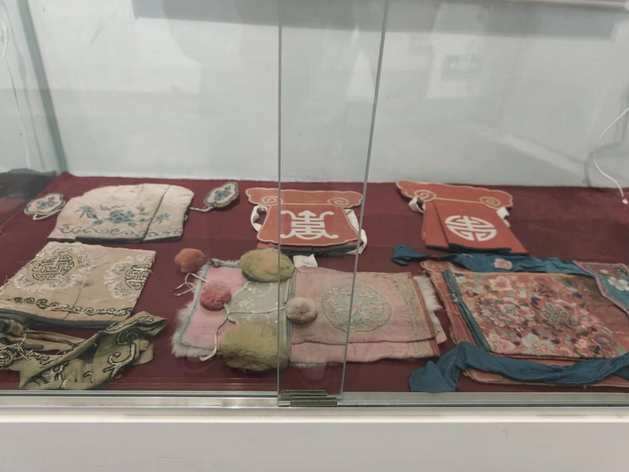 ��퍂�н���ഺ��?qu��n)l(xi��ng)��������С���ݡ� �ഺ־Ը����(w��)�(du��)����z���Ѕ΄�ע���ഺ˼��