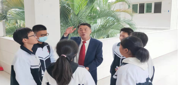 ��r犣�У�L����˼�댦�WУ�İl(f��)չ���P��Ҫ