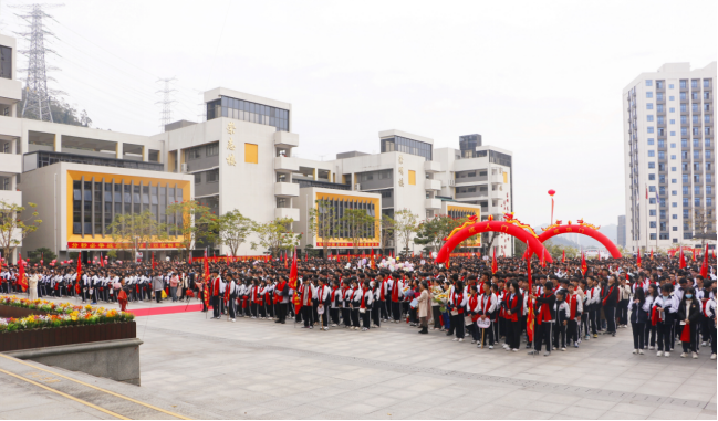 ��r犣�У�L����˼�댦�WУ�İl(f��)չ���P��Ҫ