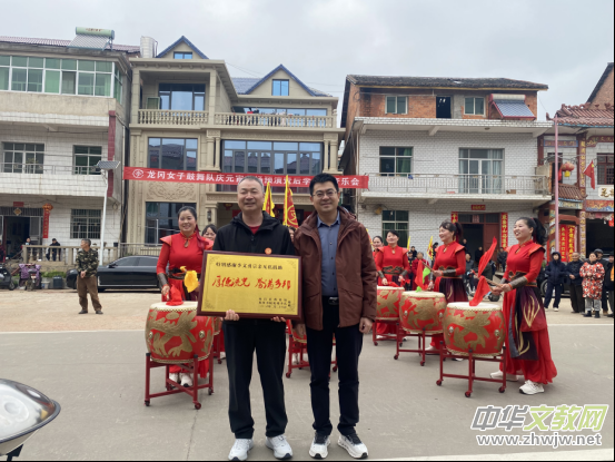 �Ę��g�v�cԪ�� �l(xi��ng)����퍝����ġ�������Ů�ӹ����?w��i)cԪ��չ�����l(xi��ng)���������A�M�e��