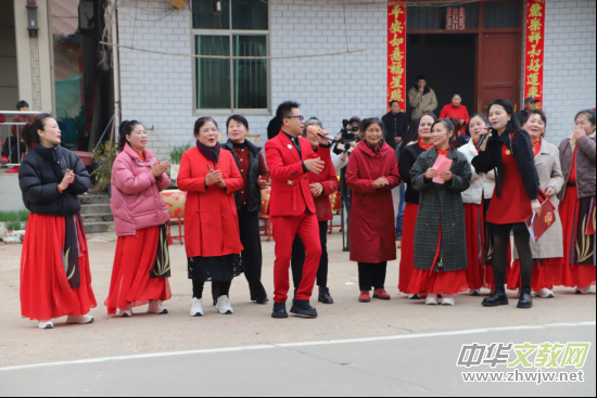 �Ę��g�v�cԪ�� �l(xi��ng)����퍝����ġ�������Ů�ӹ����?w��i)cԪ��չ�����l(xi��ng)���������A�M�e��