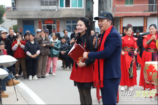 �Ę��g�v�cԪ�� �l(xi��ng)����퍝����ġ�������Ů�ӹ����?w��i)cԪ��չ�����l(xi��ng)���������A�M�e��