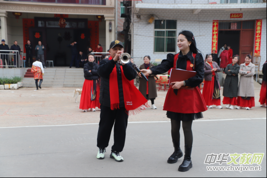 �Ę��g�v�cԪ�� �l(xi��ng)����퍝����ġ�������Ů�ӹ����?w��i)cԪ��չ�����l(xi��ng)���������A�M�e��