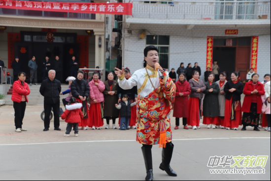 �Ę��g�v�cԪ�� �l(xi��ng)����퍝����ġ�������Ů�ӹ����?w��i)cԪ��չ�����l(xi��ng)���������A�M�e��