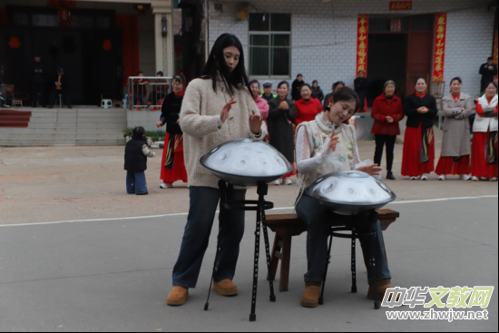 �Ę��g�v�cԪ�� �l(xi��ng)����퍝����ġ�������Ů�ӹ����?w��i)cԪ��չ�����l(xi��ng)���������A�M�e��