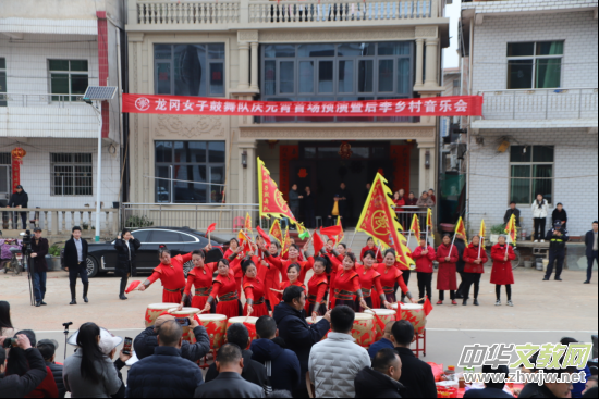 �Ę��g�v�cԪ�� �l(xi��ng)����퍝����ġ�������Ů�ӹ����?w��i)cԪ��չ�����l(xi��ng)���������A�M�e��