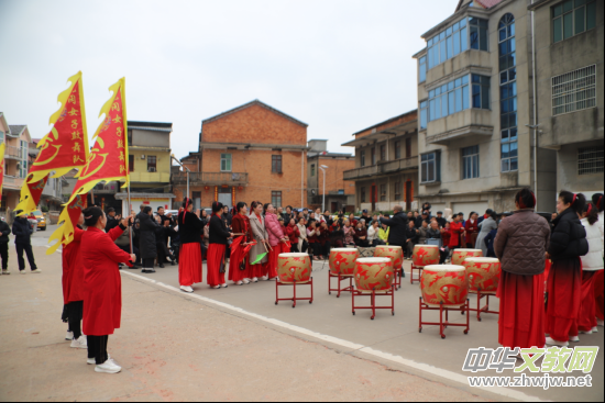 �Ę��g�v�cԪ�� �l(xi��ng)����퍝����ġ�������Ů�ӹ����?w��i)cԪ��չ�����l(xi��ng)���������A�M�e��