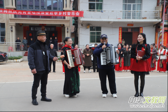 �Ę��g�v�cԪ�� �l(xi��ng)����퍝����ġ�������Ů�ӹ����?w��i)cԪ��չ�����l(xi��ng)���������A�M�e��