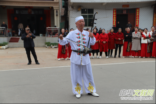 �Ę��g�v�cԪ�� �l(xi��ng)����퍝����ġ�������Ů�ӹ����?w��i)cԪ��չ�����l(xi��ng)���������A�M�e��