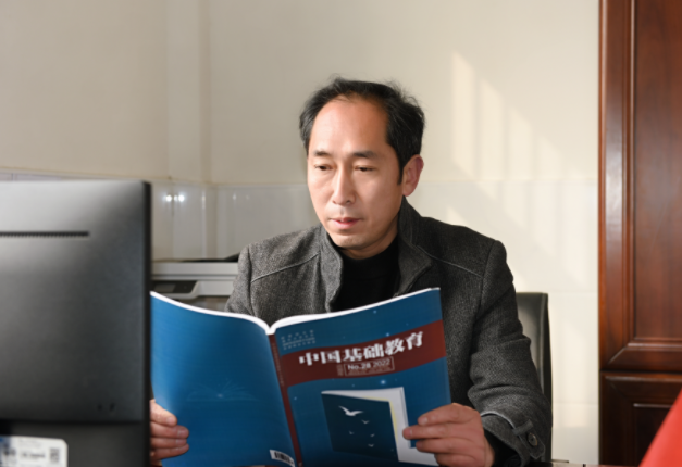 ��ɫ������ͯ�� ��Ԫ�l(f��)չ�`���A